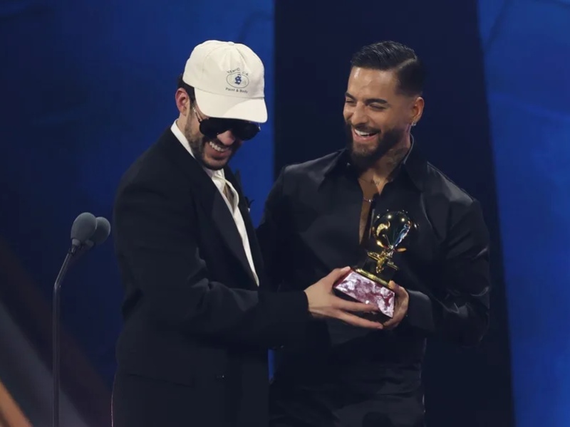 El cantante colombiano Maluna (d) entrega un Latin Grammy al cantante puertorriqueño Bad Bunny este jueves, en Las Vegas (Estados Unidos).