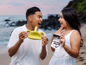 La pareja salvadoreña celebró la confirmación del embarazo tras completar un proceso médico planificado.