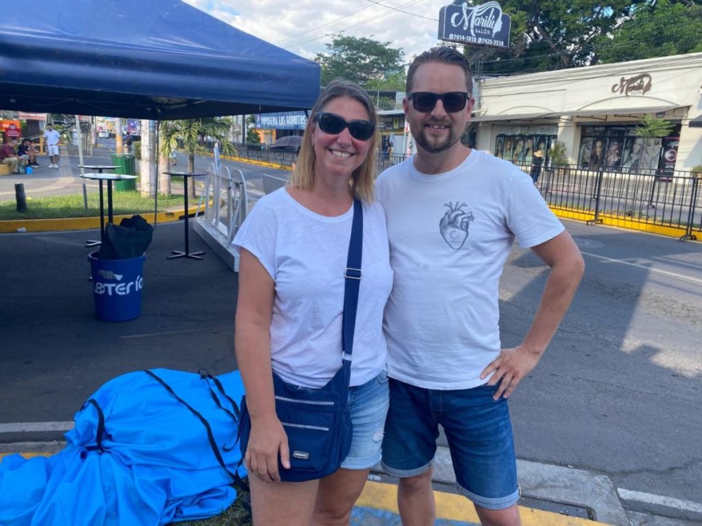 En ese ambiente  comienzan a destacar rostros extranjeros. Dona, de 47 años, y Bet, de 47, ambos de Ámsterdam, Países Bajos, caminan a paso lento mientras observan el ambiente previo al carnaval de San Miguel. Foto elsalvador.com
