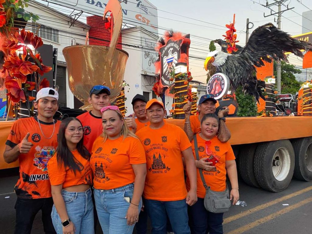 Carroza de representantes del Club Deportivo Águila. Foto elsalvador.com 