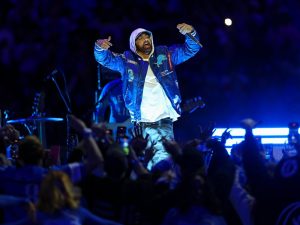 Eminem en el show de Medio Tiempo del partido de Acción de Gracias de la NFL. Foto NFL