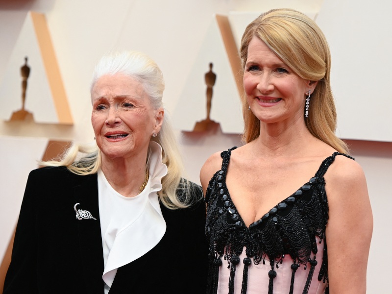 La actriz estadounidense Laura Dern y su madre, la actriz Diane Ladd, llegan a la 92.ª edición de los premios Oscar en el Dolby Theatre de Hollywood, California, el 9 de febrero de 2020.
