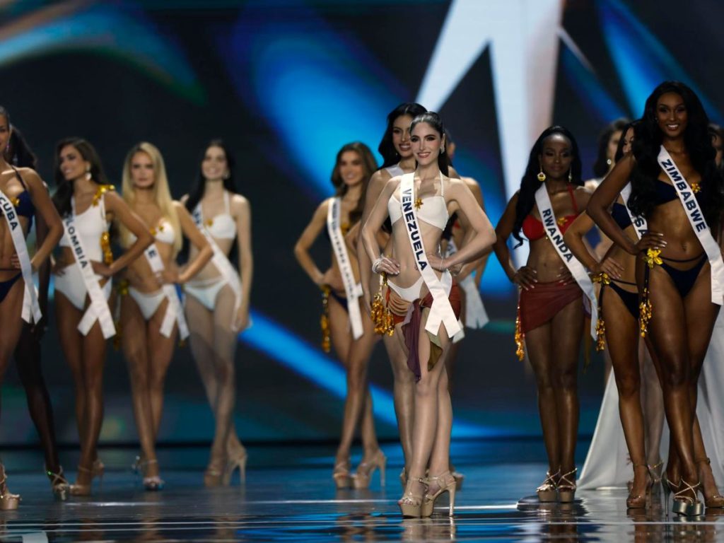 Las candidatas a Miss Universo compiten durante la 74.ª edición del certamen Miss Universo 2025 en el Impact Challenger Hall de la provincia de Nonthaburi, en las afueras de Bangkok, Tailandia, el 21 de noviembre de 2025. Mujeres representantes de 122 naciones participan en la 74.ª edición del concurso de belleza por la corona de Miss Universo 2025. (Tailandia) EFE