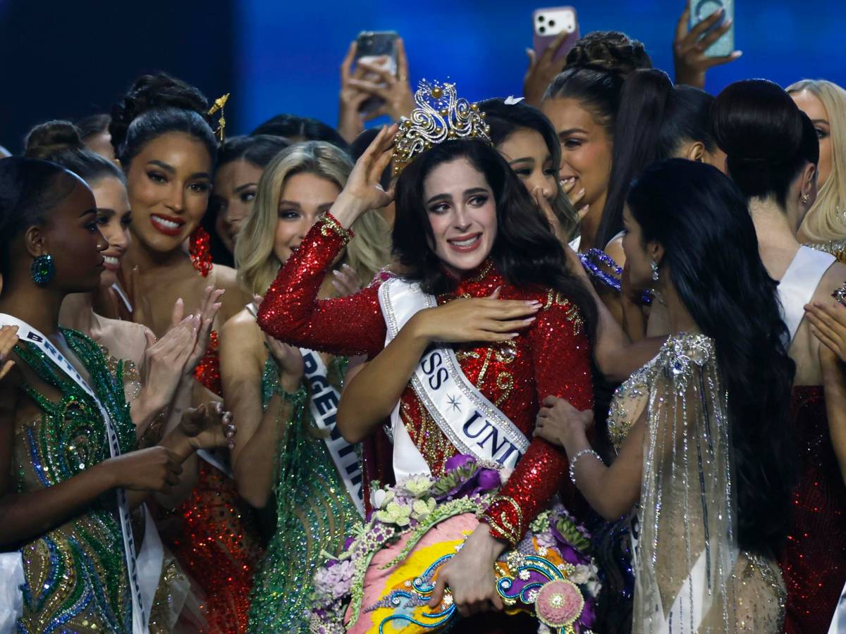 La mexicana Fátima Bosch reacciona tras ser coronada Miss Universo 2025 durante la 74.ª edición del certamen, celebrada en el Impact Challenger Hall de la provincia de Nonthaburi, en las afueras de Bangkok, Tailandia, el 21 de noviembre de 2025. Mujeres de 122 países compiten en el concurso de belleza por la corona de Miss Universo 2025. (Tailandia) EFE