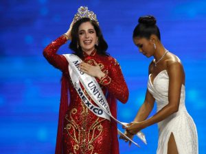 La mexicana Fátima Bosch reacciona tras ser coronada Miss Universo 2025 durante la 74.ª edición del certamen, celebrada en el Impact Challenger Hall de la provincia de Nonthaburi, en las afueras de Bangkok, Tailandia, el 21 de noviembre de 2025. Mujeres de 122 países compiten en el concurso de belleza por la corona de Miss Universo 2025. (Tailandia) EFE