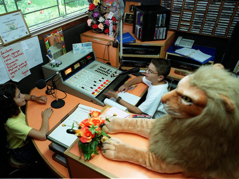 Radio UPA también fue parte activa en escuelas, plazas y eventos donde la niñez pudo conocer de cerca a sus personajes favoritos.