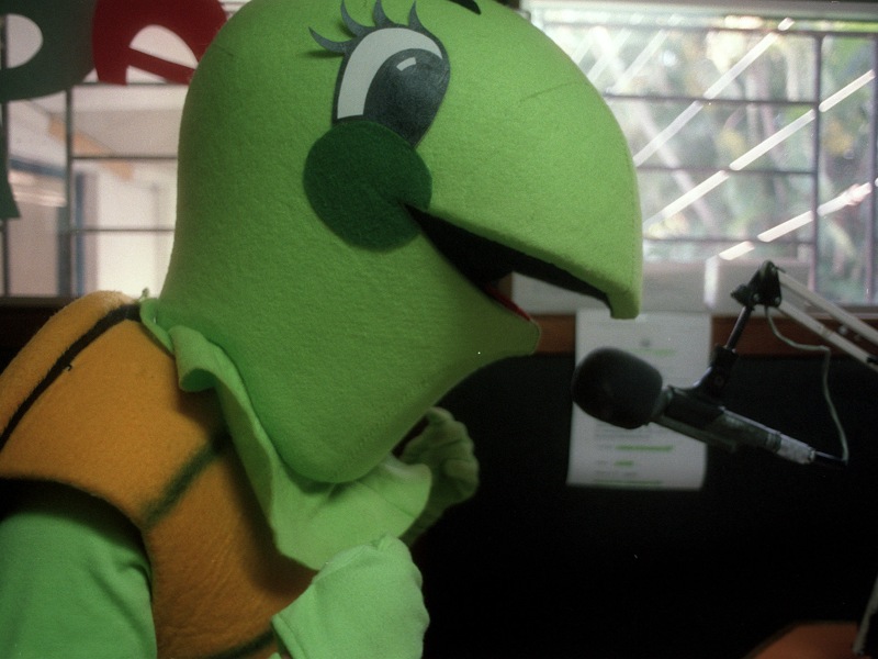 La magia de la radio infantil cobró vida detrás de estos micrófonos, en programas llenos de cuentos, música y juegos.