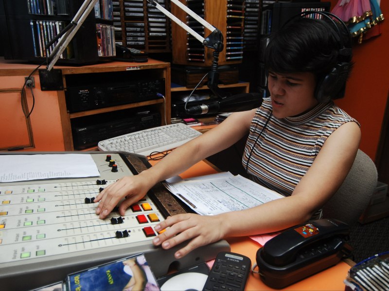 Durante décadas, la cabina de Radio UPA fue el escenario donde nacieron voces inolvidables para la niñez salvadoreña.