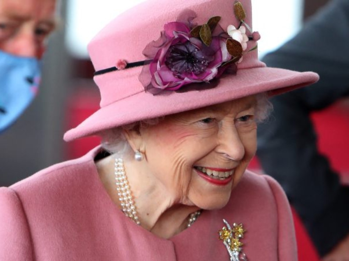 La reina Isabel II, siempre visible en sus trajes de colores vivos, utilizó su estilo para acercarse a la gente durante sus apariciones públicas.