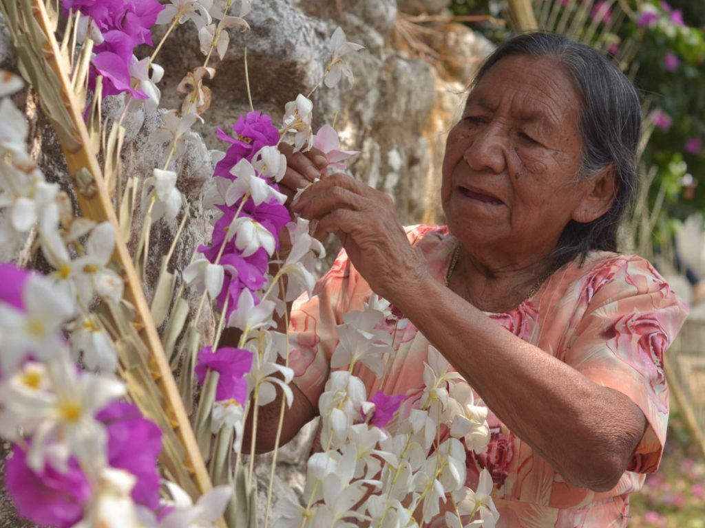 La elaboración de ramos y palmas en Panchimalco refleja siglos de devoción y saberes comunitarios transmitidos de generación en generación. Fotografía/ archivo