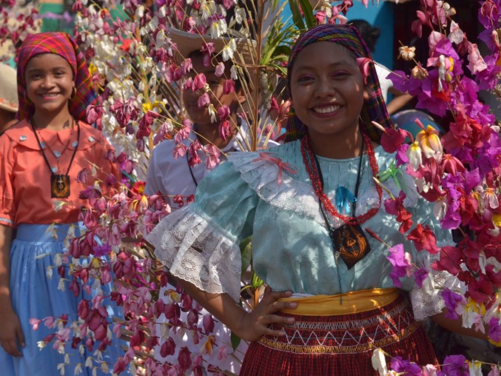 Las coloridas ofrendas florales de Panchimalco destacan el valor espiritual y cultural que El Salvador busca posicionar en la lista de la Unesco. Fotografía/ Archivo
