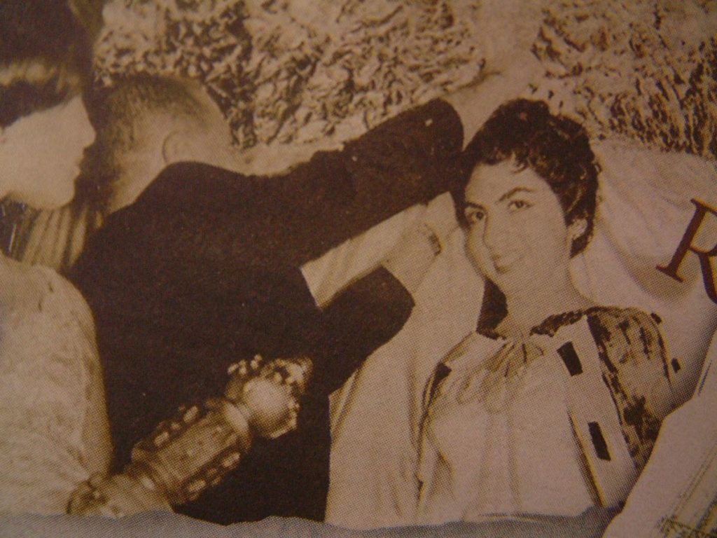 Miguel Félix Charláix coronando a una de las primeras reinas de San Miguel. Fotografía/ archivo