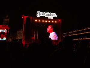 Juan Gabriel llena el Zócalo CDMX con su concierto de Bellas Artes