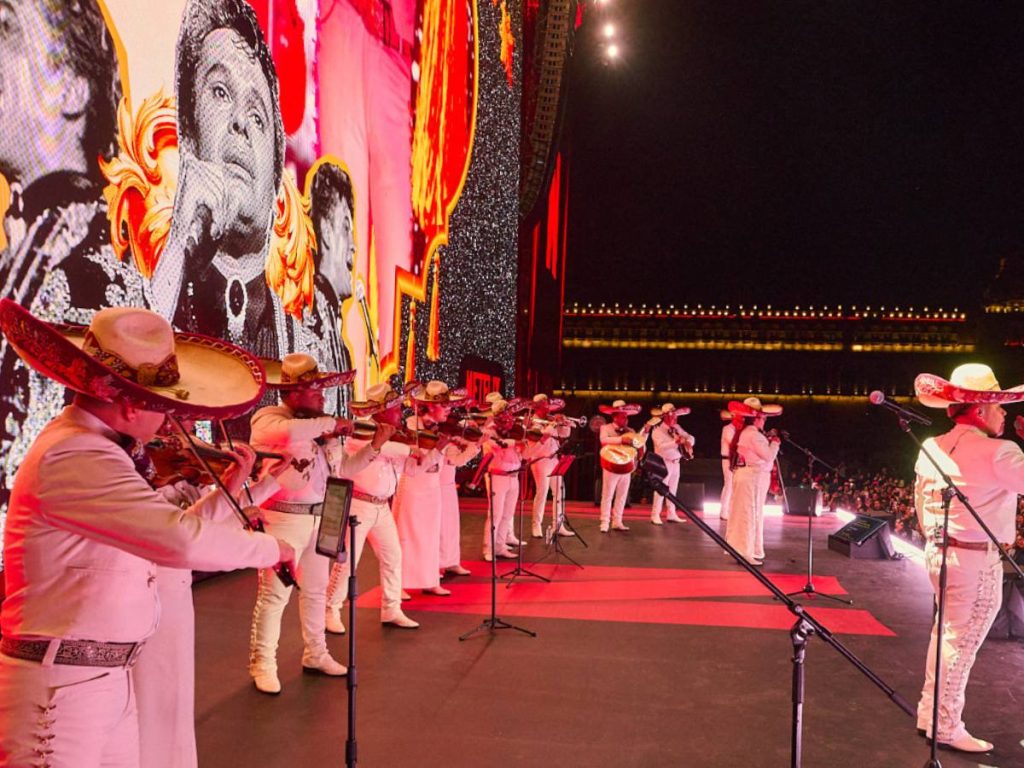 Miles de asistentes colmaron el Zócalo capitalino para revivir en pantallas gigantes el histórico concierto de Juan Gabriel en Bellas Artes, entre canto y nostalgia. Fotografía/ Twitter