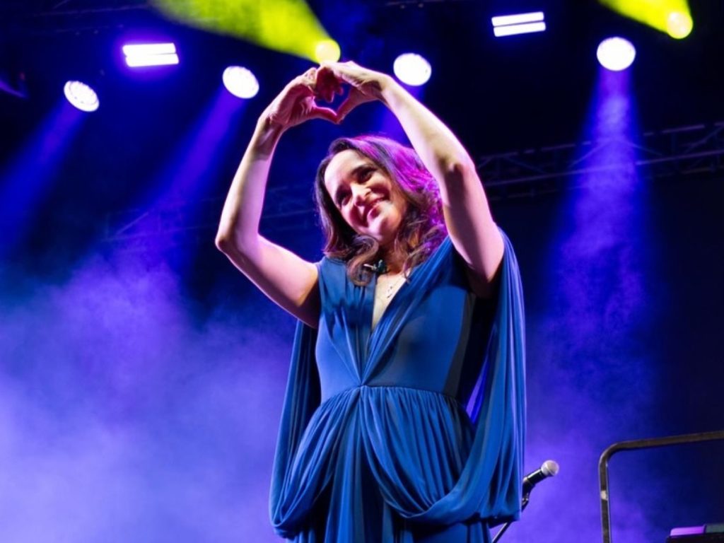 Julieta Venegas continúa conquistando público con su gira 2025 y su más reciente éxito “Adonde va el viento”. Fotografía/ Facebook Julieta Venegas