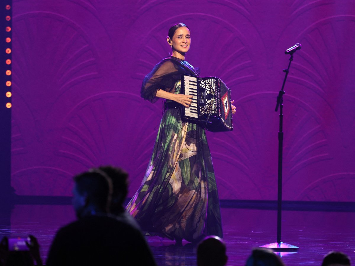 Julieta Venegas emocionó al público salvadoreño con una presentación íntima en el Museo MARTE.