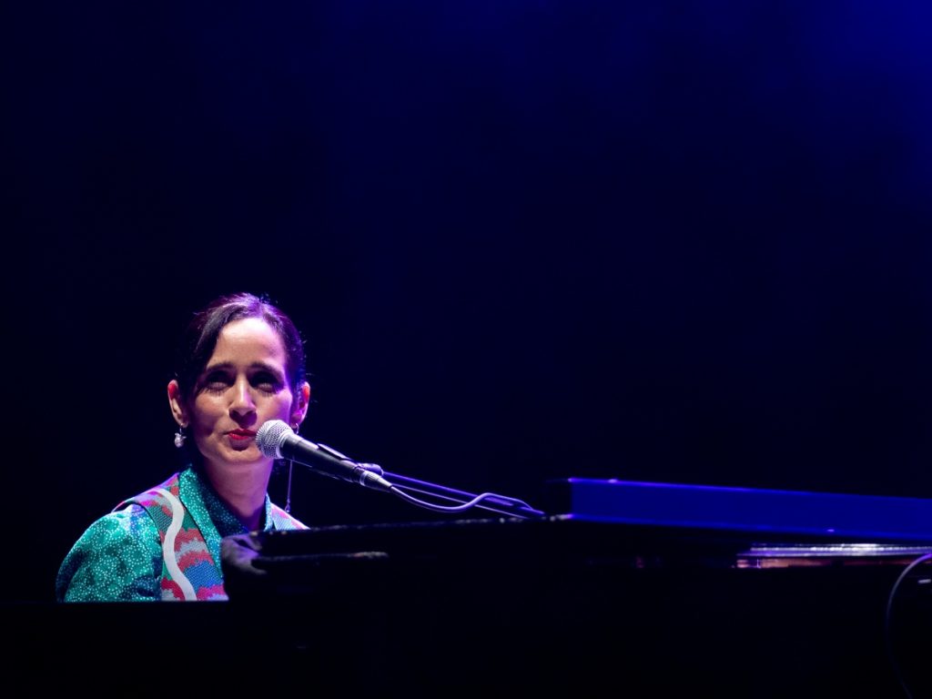 La cantautora mexicana interpretó sus éxitos más queridos en una noche llena de nostalgia y conexión con los asistentes.