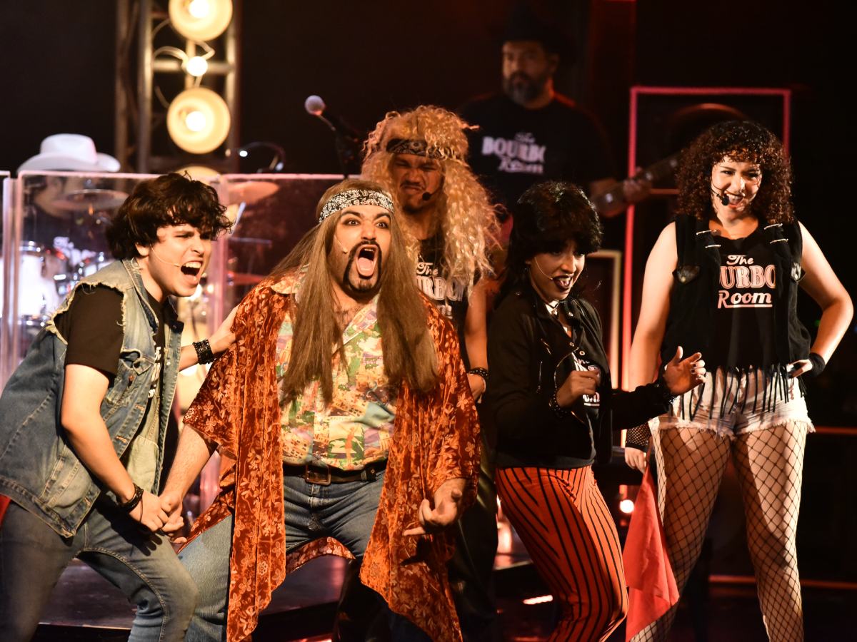 La era del rock reúne música en vivo, actuaciones potentes y una producción cuidada que convierte cada función en una celebración del talento salvadoreño. Fotografía/ elsalvador.com