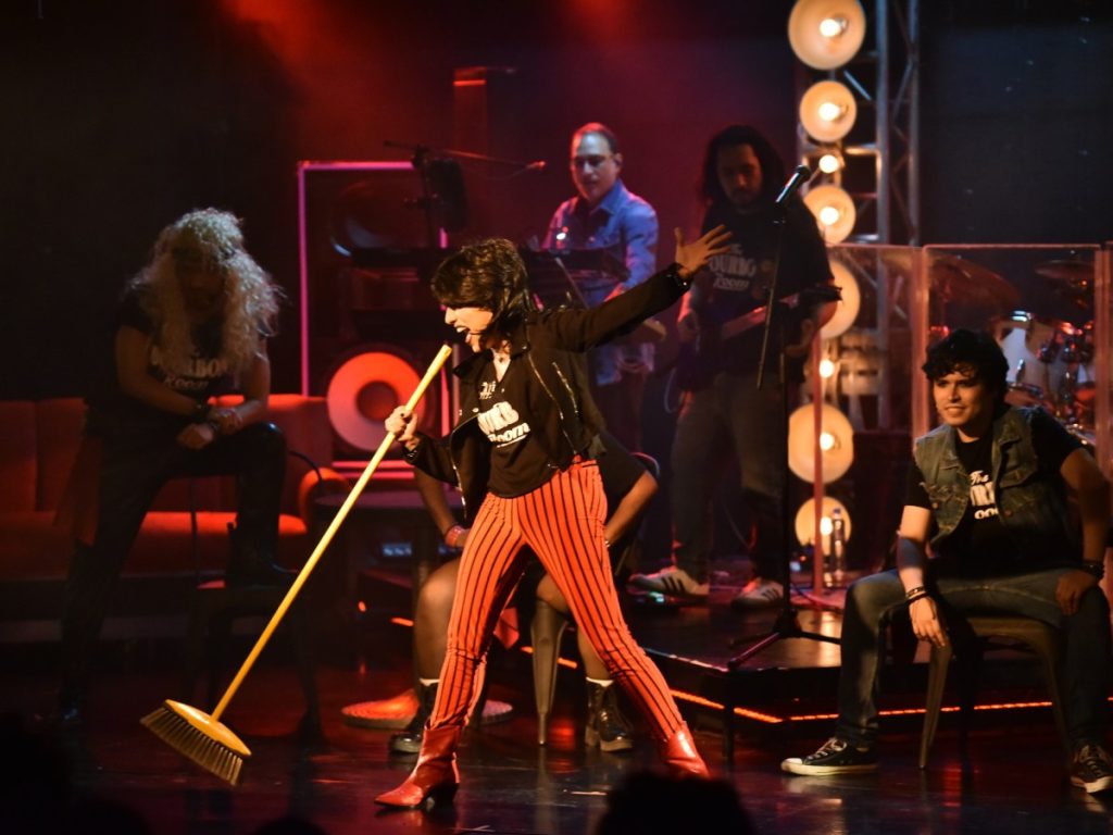 Adri Cortéz abre la función con energía rockera y una conexión directa desde el escenario del Teatro Luis Poma.