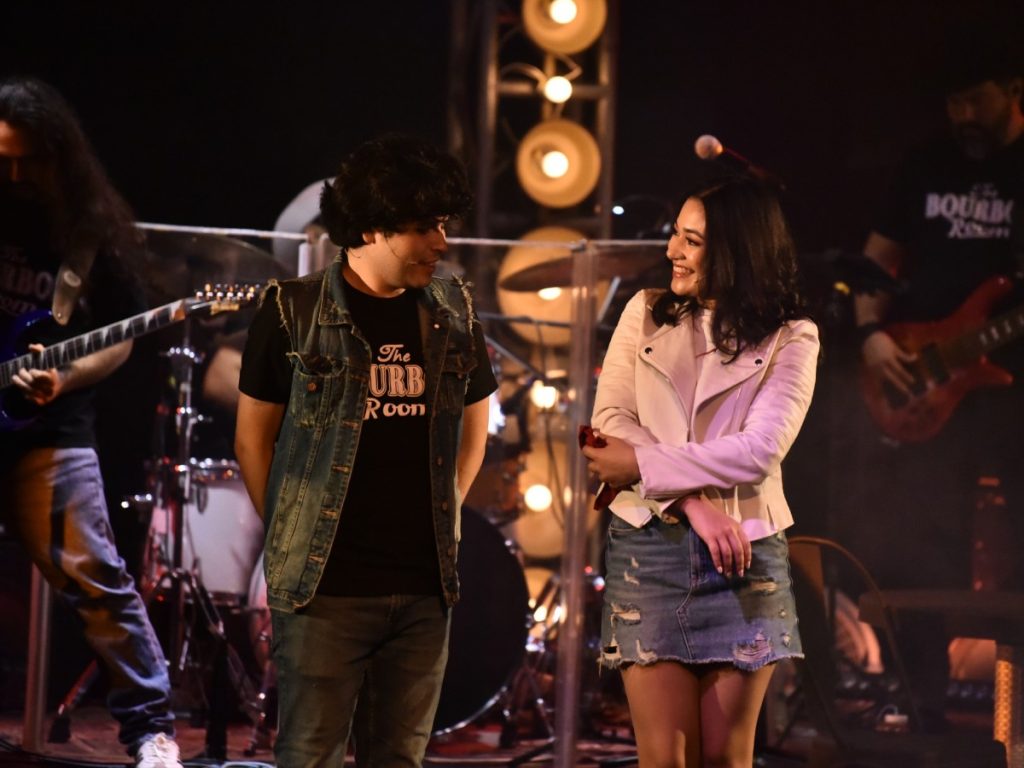 Drew y Sherrie viven su primer encuentro en el Bourbon Room, un momento lleno de inocencia, química y el inicio del viaje que marcará sus sueños. Fotografía/ elsalvador.com