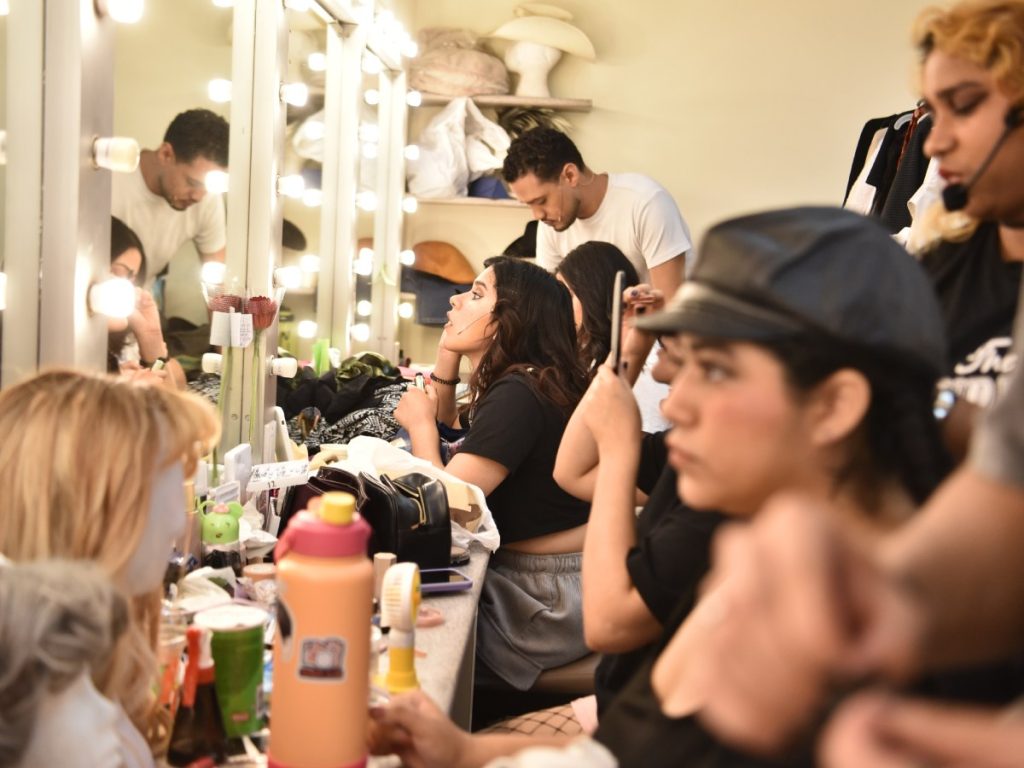 El vestuario y el maquillaje realzan la estética ochentera con volumen, brillo y actitud. Fotografía/ elsalvador.com