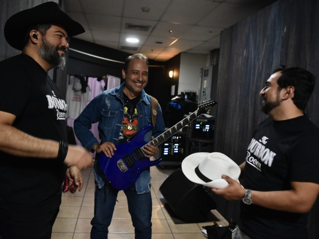 La banda acompaña cada número musical con fuerza y presencia escénica. Fotografía/ elsalvador.com