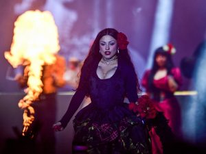 Mon Laferte y Nicki Nicole presentarán en los Latin Grammy 2025