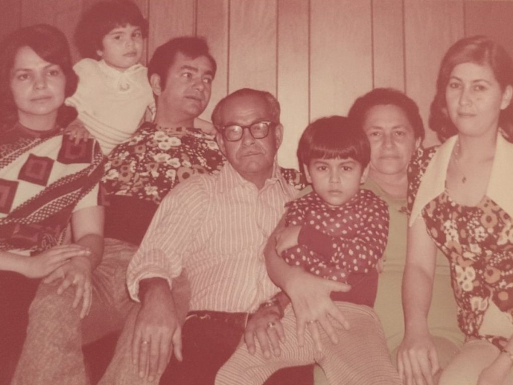 La tía abuela Tancho junto a su esposo Manuel Garzona, sus hijos Manuel y José, la esposa de este, Yolanda Castillo, Nessy y, en el extremo derecho, Jorge Tamacas. Circa 1973-1974. Fotos de Yolanda Castillo.