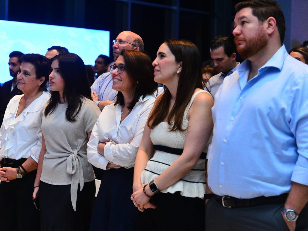La memoria de su hermano Rudy Simán inspira cada página como un tributo a la unión y al legado familiar. Fotografía/ elsalvador.com