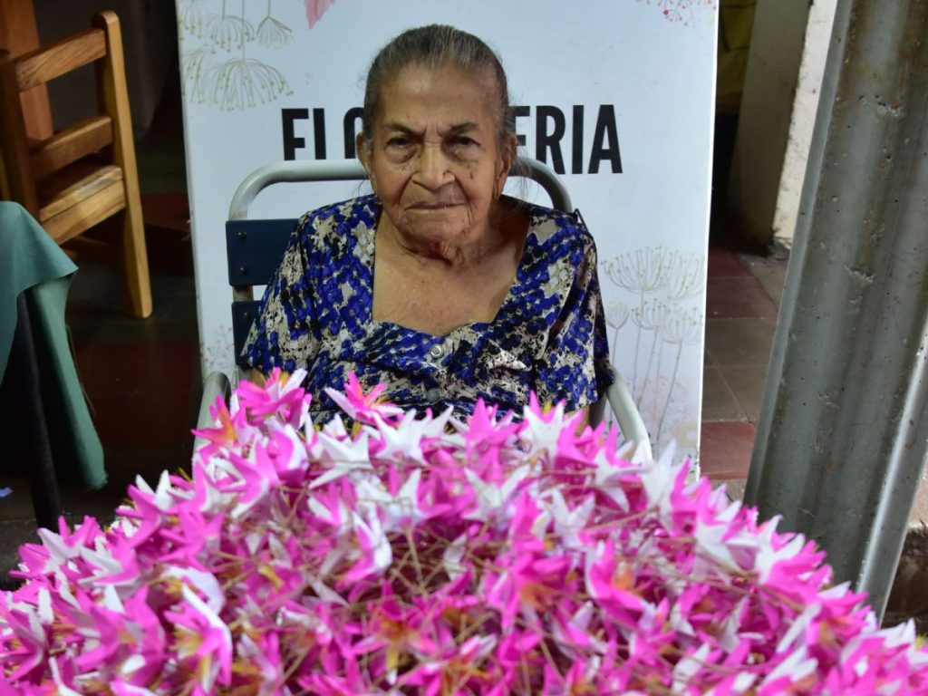 "Mamá Dorita" aprendió a realizar el oficio de la elaboración de flores de cera y papel a los 13 años de edad. En la actualidad tiene 97 años de vida. Foto/elsalvador.com