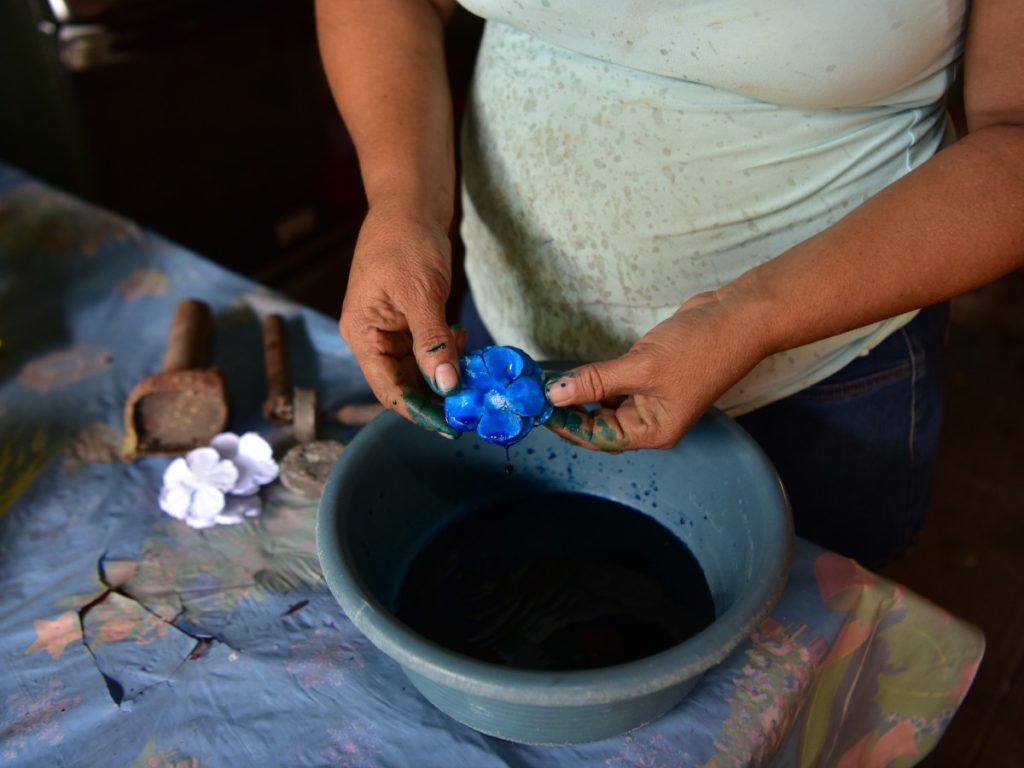 En su taller familiar, la familia transforma el papel en arte para festividades y tradiciones, como el día de los fieles difuntos. Fotografía/ elsalvador.com