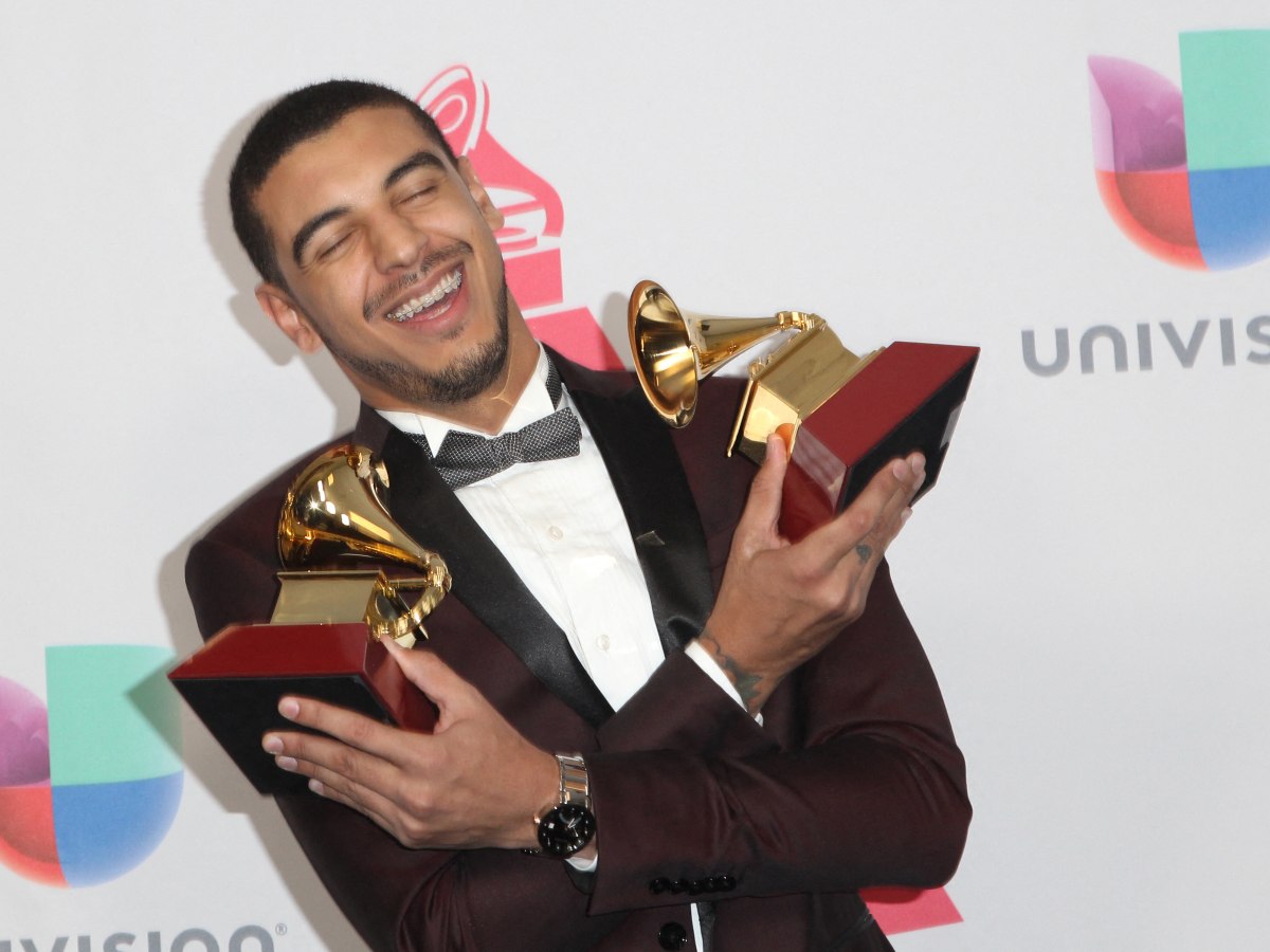 Manuel Medrano celebra 10 años de carrera con el lanzamiento de su nuevo álbum 'Superior', disponible en todas las plataformas digitales.