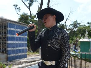 Cada 2 de noviembre, el canto del Ruiseñor de Suchitoto acompaña a las familias que visitan a sus seres queridos en el camposanto. Fotografía/ elsalvador.com