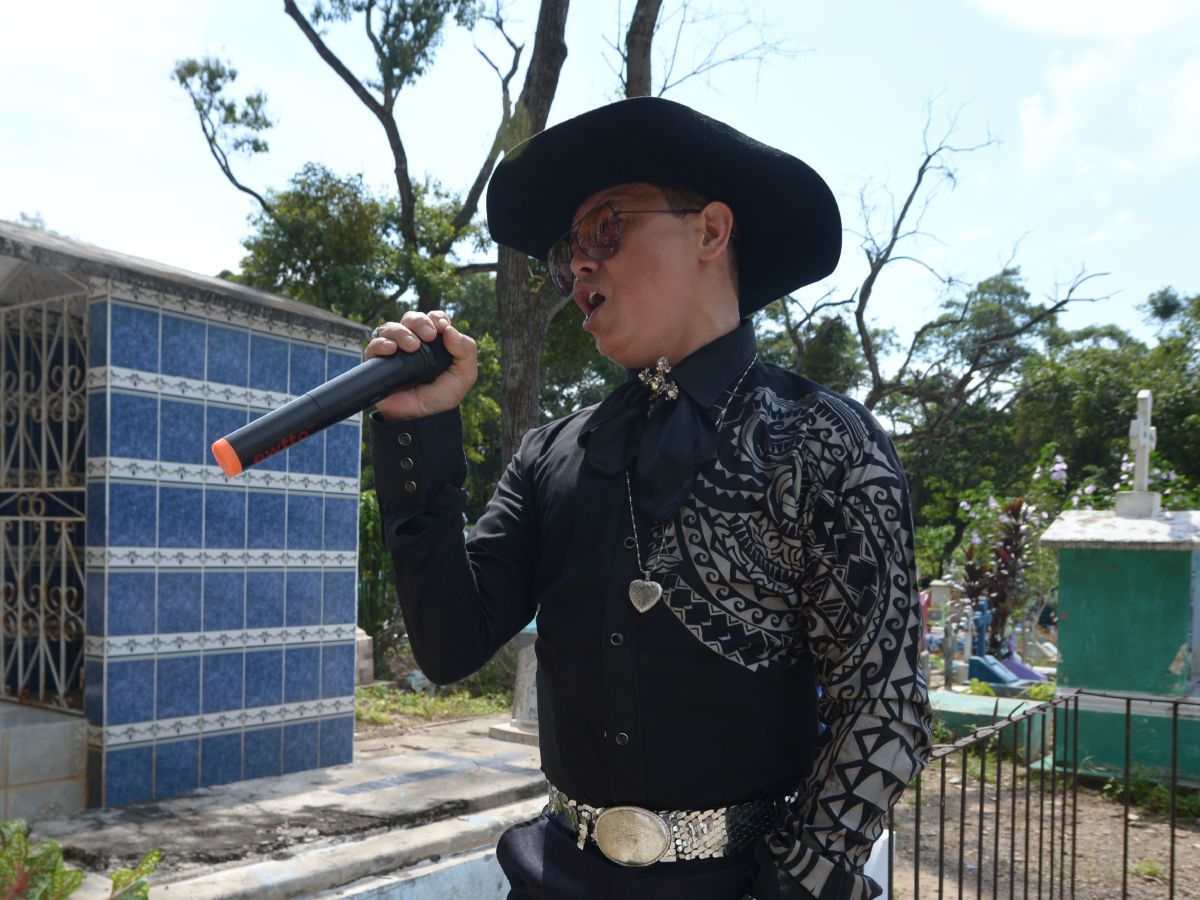 Cada 2 de noviembre, el canto del Ruiseñor de Suchitoto acompaña a las familias que visitan a sus seres queridos en el camposanto. Fotografía/ elsalvador.com