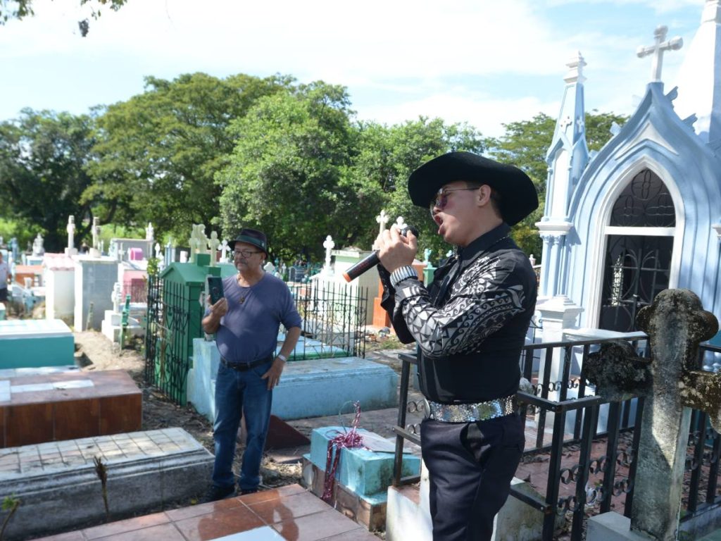 Con su traje de charro y su bocina portátil, Toñito convierte el cementerio en un escenario lleno de emoción y gratitud. Fotografía/ elsalvador.com
