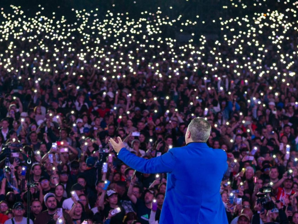 El dominicano Mickey Taveras promete una velada inolvidable en el Museo Marte con su show sinfónico lleno de romanticismo y nostalgia. Fotografía/ Facebook Mickey Taveras