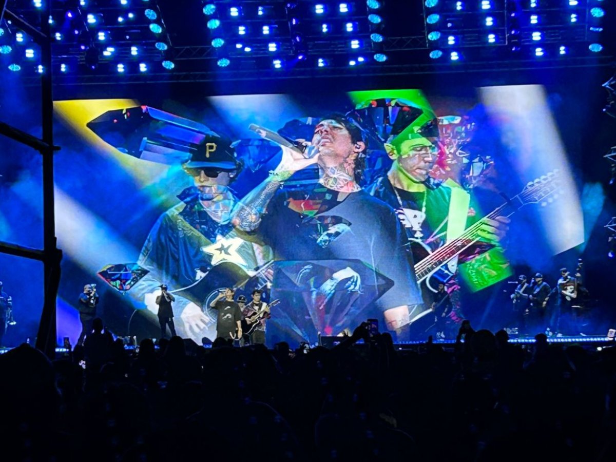 Los fans no dejaron de cantar mientras Natanael Cano recorría el escenario del Cuscatlán.