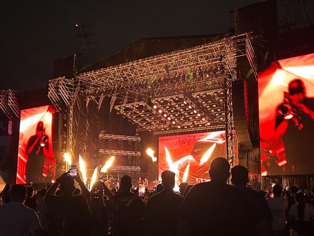 El mexicano encendió al público salvadoreño con un espectáculo cargado de luces, baile y fuegos artificiales.