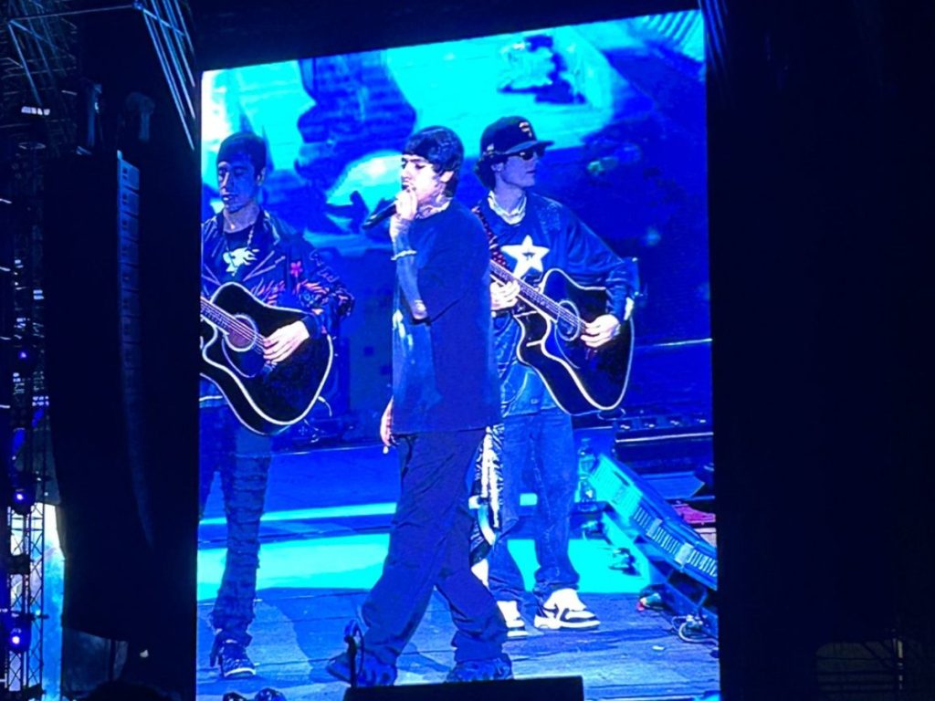 Miles de fans corearon los mayores éxitos de Natanael Cano durante su primer concierto en El Salvador.