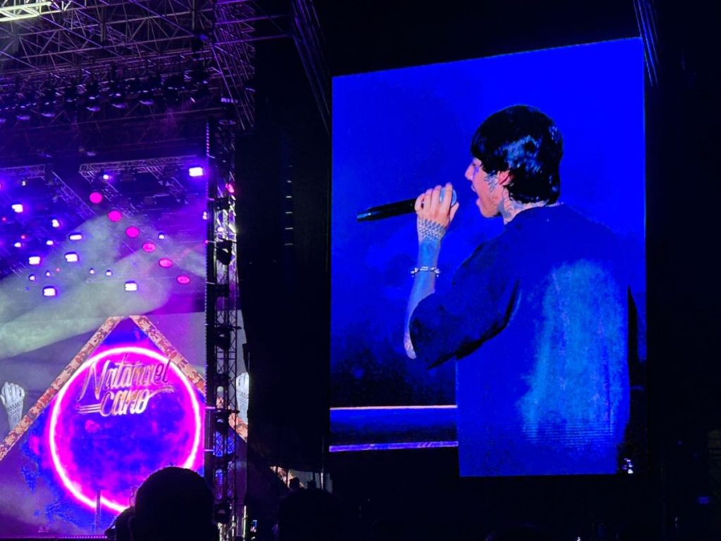 Natanael Cano ofreció un show lleno de energía y corridos tumbados en su debut en el Estadio Cuscatlán.