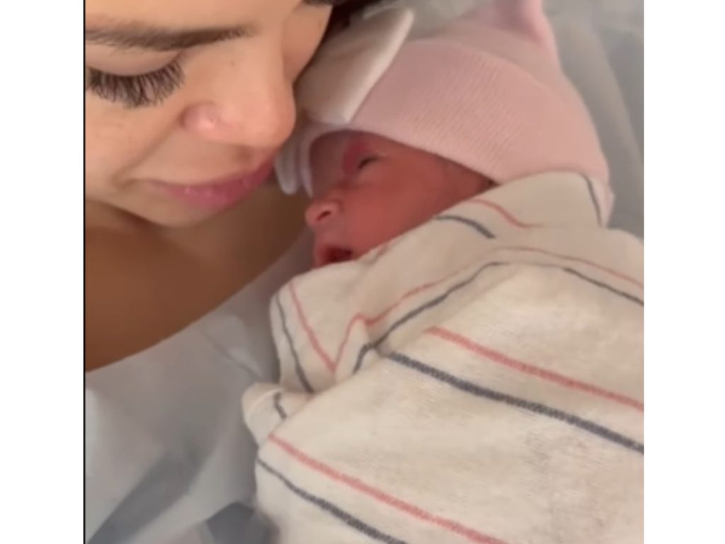 La artista dominicana sorprendió a sus fans al anunciar que su próxima hija se llamará Dominique Isabelle, en honor a su madre y su tierra natal.