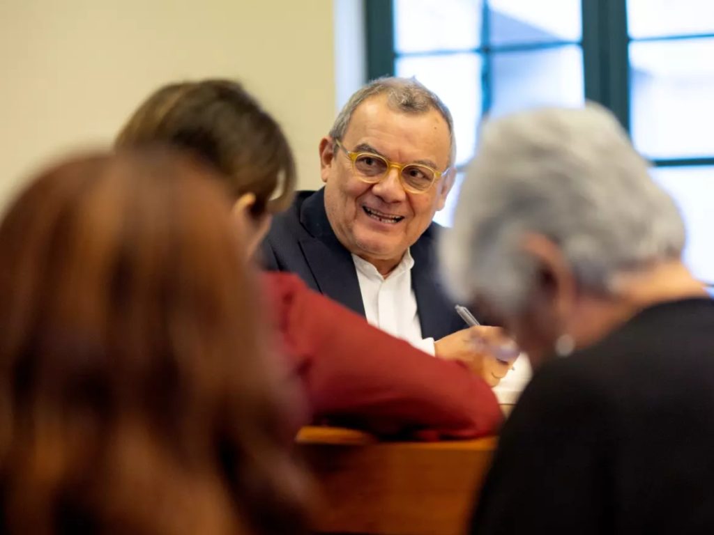 Luego del coloquio, Horacio Castellanos Moya firmó libros e interactuó con el público que acudió a la Biblioteca Central de Los Ángeles. Fotografía/ Eric Thayer / Los Angeles Times