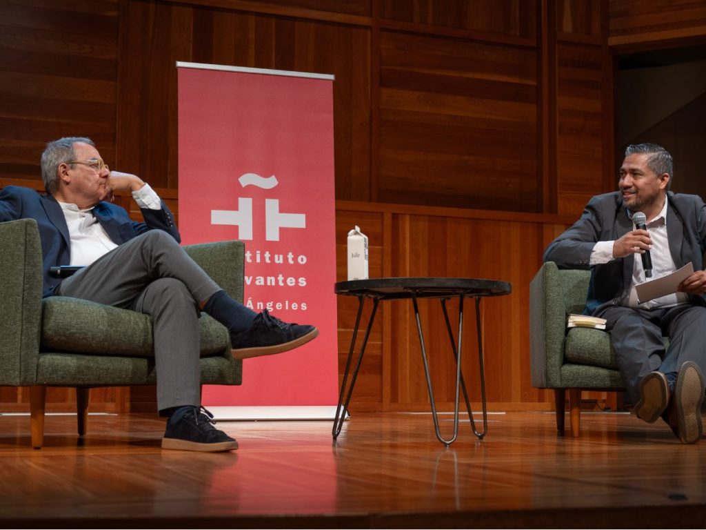 Horacio Castellanos Moya (izquierda) explicó que su novela, Cornamenta, se ubica en 1972 en El Salvador, año en el que el oficialismo le quitó el triunfo presidencial al opositor José Napoleón Duarte. Fotografía/ Eric Thayer / Los Angelesimes)