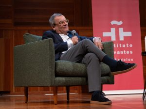 El escritor salvadoreño Horacio Castellanos Moya presentó su novela, Cornamenta, en la Biblioteca Central de Los Ángeles el 9 de noviembre. Fotografía/ Eric Thayer / Los Angeles Times