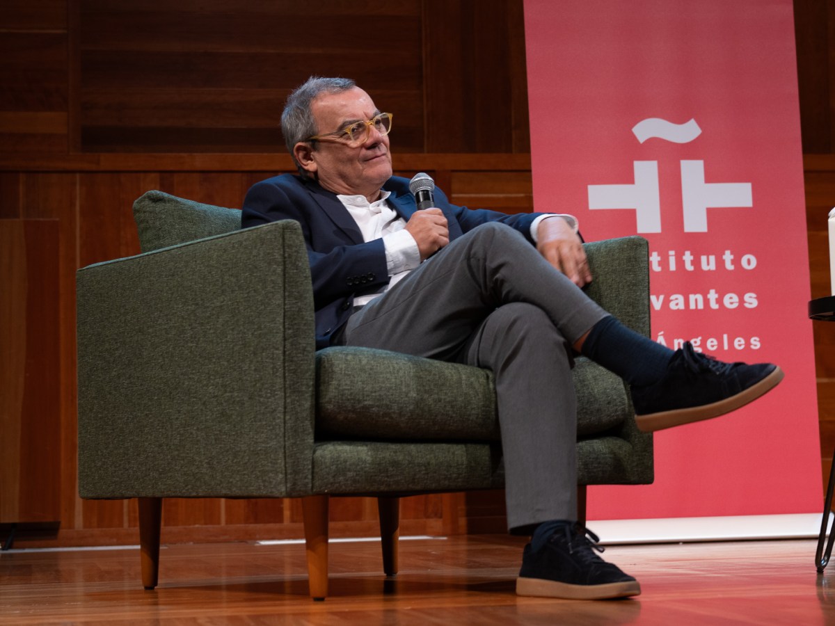 El escritor salvadoreño Horacio Castellanos Moya presentó su novela, Cornamenta, en la Biblioteca Central de Los Ángeles el 9 de noviembre. Fotografía/ Eric Thayer / Los Angeles Times
