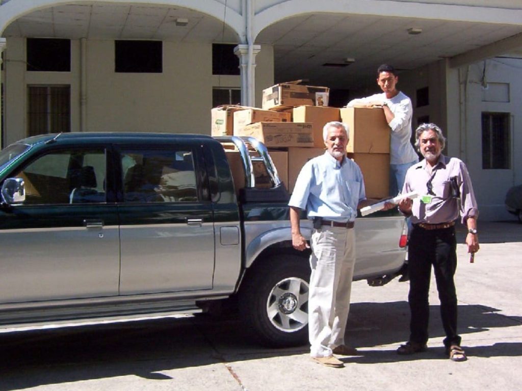 Carlos Herníquez Consalvi (izquierda) y Ricardo Aguilar (derecha) el día de la entrega oficial de las obras y pertenencias de Salarrué al MUPI. Fotografía/ Tania Primavera