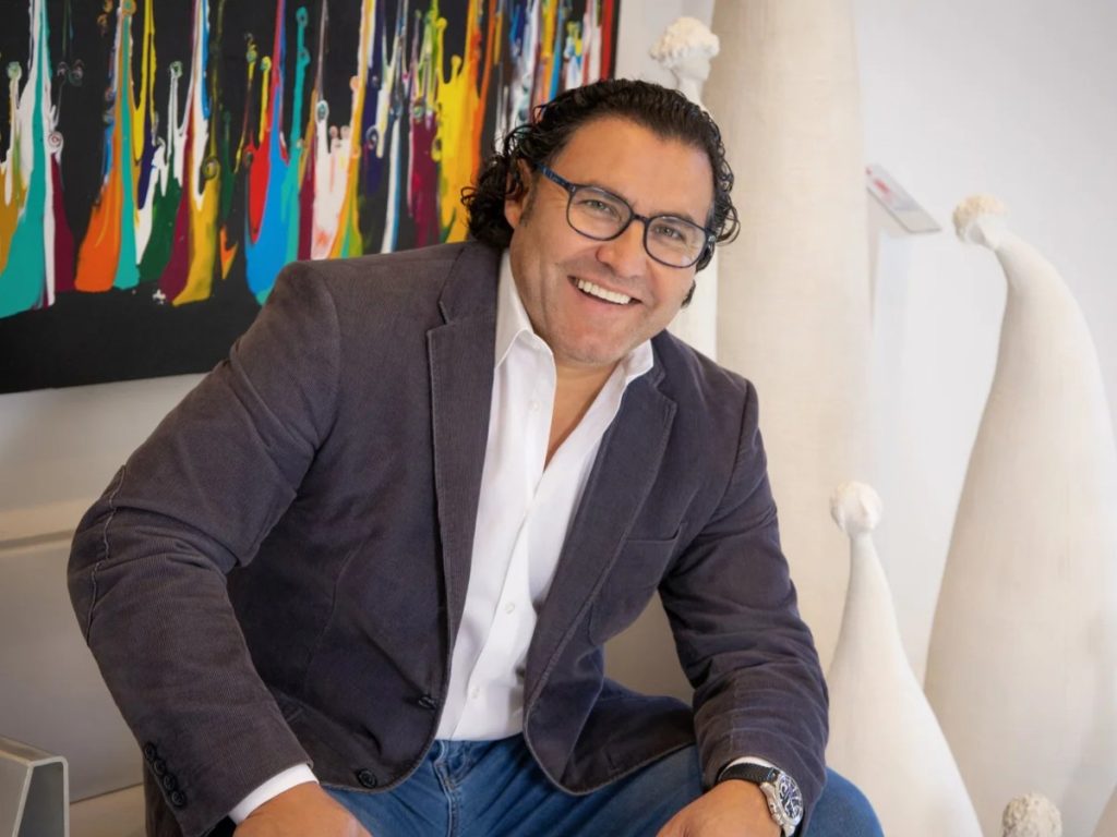 J. Oscar Molina inició su carrera artística en Estados Unidos y ha expuesto en instituciones como el Museo Nacional de Antropología de El Salvador y el Long Island Museum.