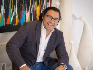J. Oscar Molina inició su carrera artística en Estados Unidos y ha expuesto en instituciones como el Museo Nacional de Antropología de El Salvador y el Long Island Museum.