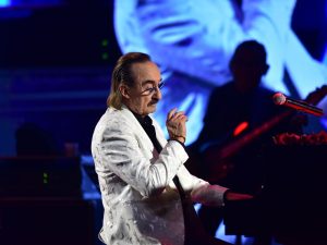 Di Blasio sorprende a El Salvador tocando "el Carbonero" junto a Analu Dada