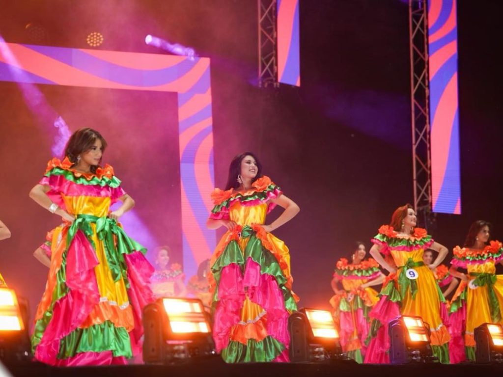 Las candidatas deslumbran en el escenario durante la presentación en traje típico al ritmo del tradicional xuc. Fotografía/ cortesía Alcalde de San Miguel